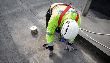 Kattotarkastaja pystyy paikantamaan vuodon tarkasti