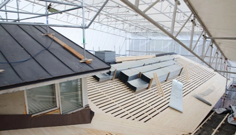 Kattoremontti sääsuojan alla