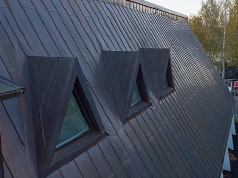 Uusittua kuparikattoa Kuopiossa