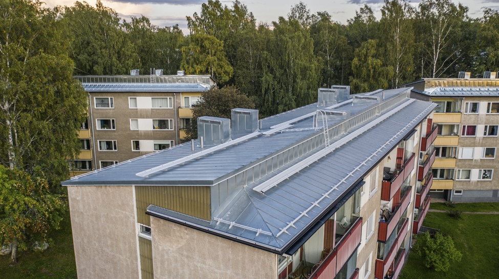 Taloyhtiön peltikattoremontti Helsingissä, As Oy Kannelmäki