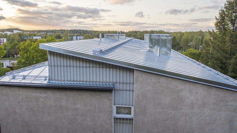 Taloyhtiön peltikattoremontti Helsingissä, As Oy Kannelmäki