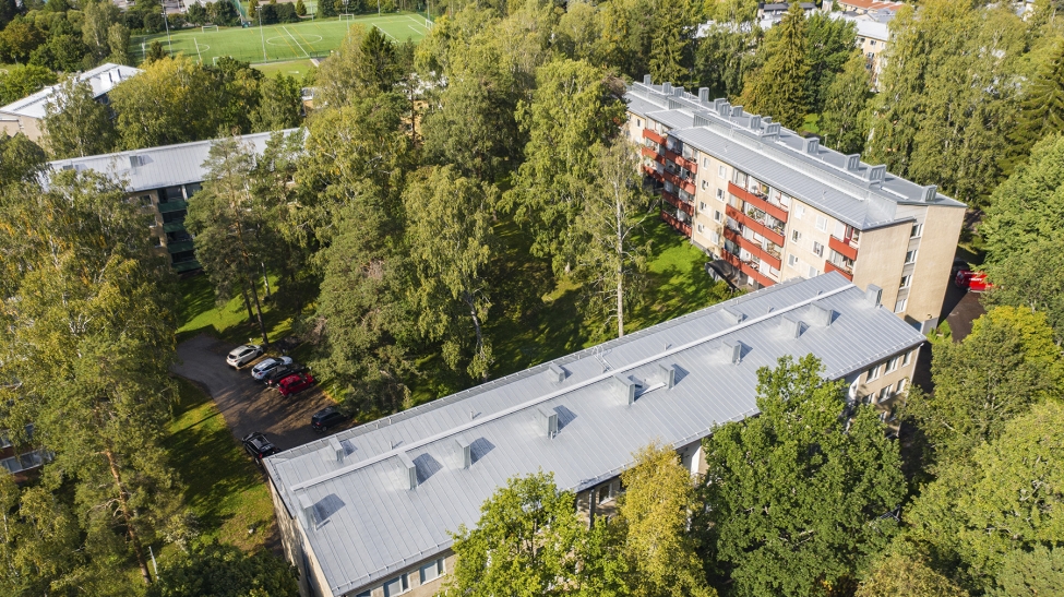 Taloyhtiön peltikattoremontti Helsingissä, As Oy Kannelmäki
