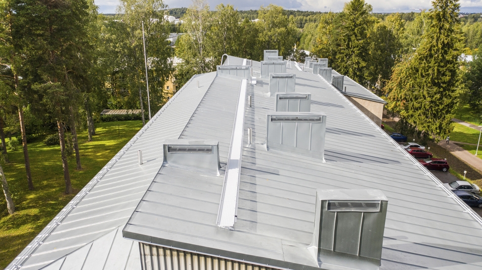 Taloyhtiön peltikattoremontti Helsingissä, As Oy Kannelmäki