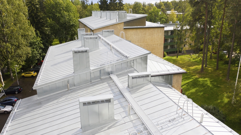 Taloyhtiön peltikattoremontti Helsingissä, As Oy Kannelmäki