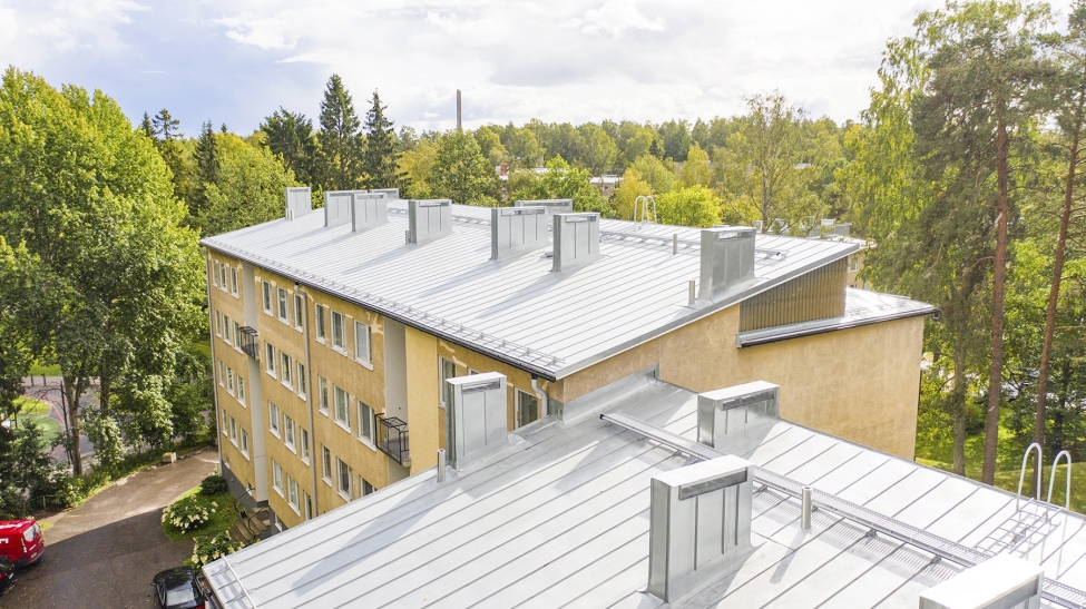 Taloyhtiön peltikattoremontti Helsingissä, As Oy Kannelmäki