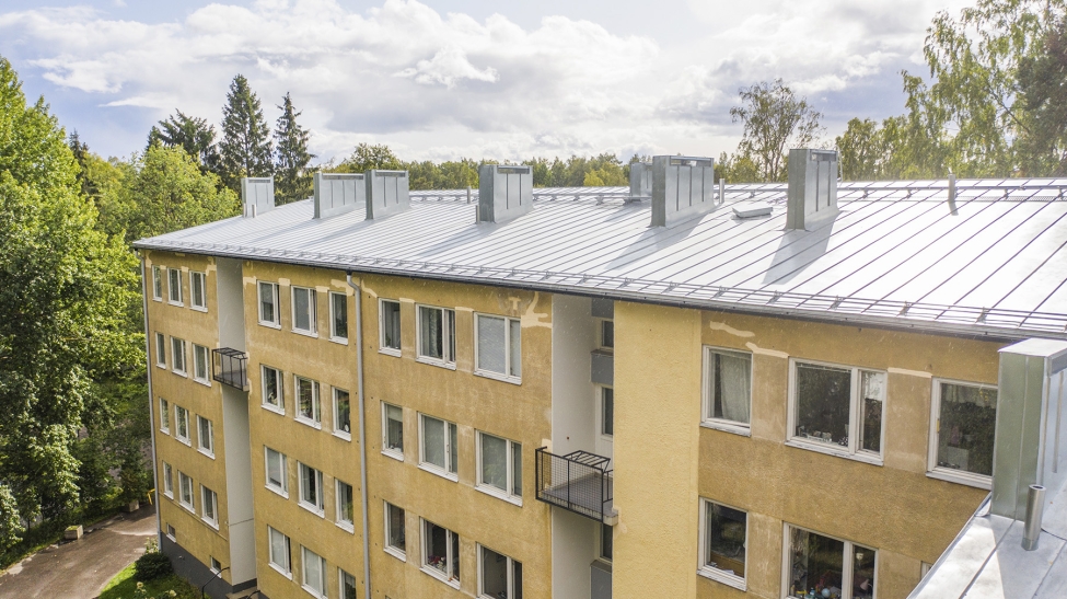 Taloyhtiön peltikattoremontti Helsingissä, As Oy Kannelmäki