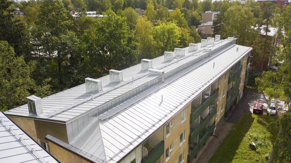 Taloyhtiön peltikattoremontti Helsingissä, As Oy Kannelmäki