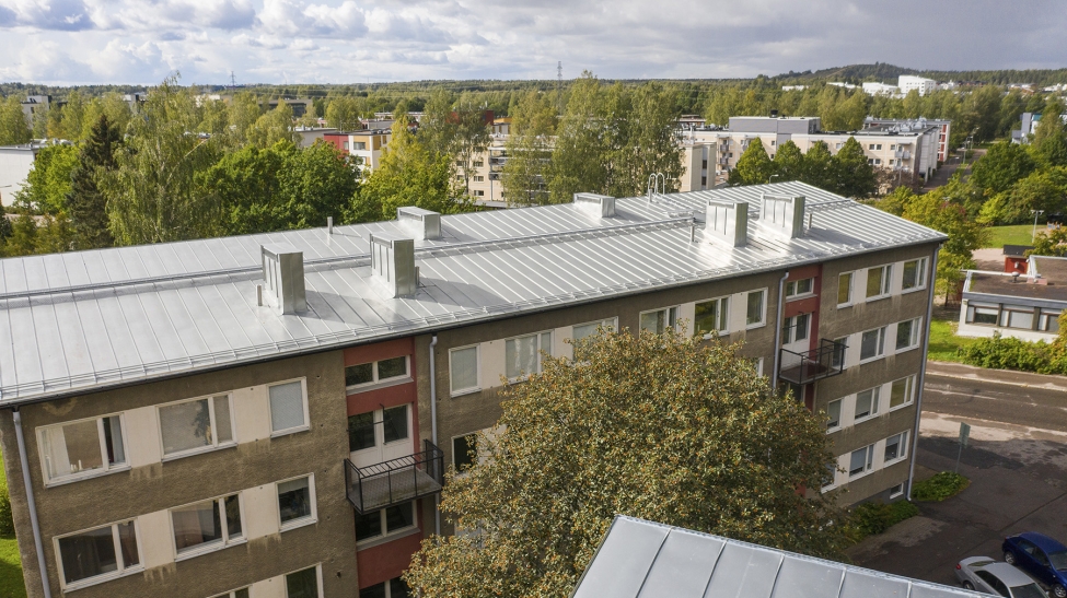 Taloyhtiön peltikattoremontti Helsingissä, As Oy Kannelmäki