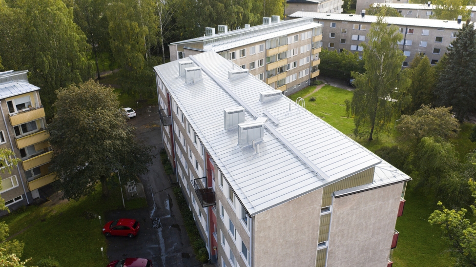 Taloyhtiön peltikattoremontti Helsingissä, As Oy Kannelmäki